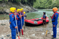 Tim sedang berupaya mencari santriwati Dayah Nurul Huda yang tenggelam di aliran Sungai Dusun Jambo Mie, Gampong Mane, Kecamatan Mane, Kabupaten Pidie, hingga hari kedua belum membuahkan hasil, Senin (25/8/2025)